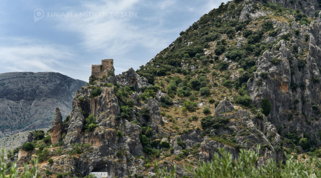 Castillo de Albanchez.......lugaresmiticosdejaen.com/es/articulos/lugares/castillo-albanchez-magina